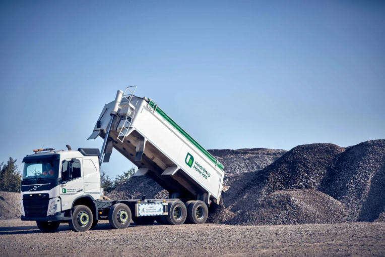 Camion benne Heidelberg Materials